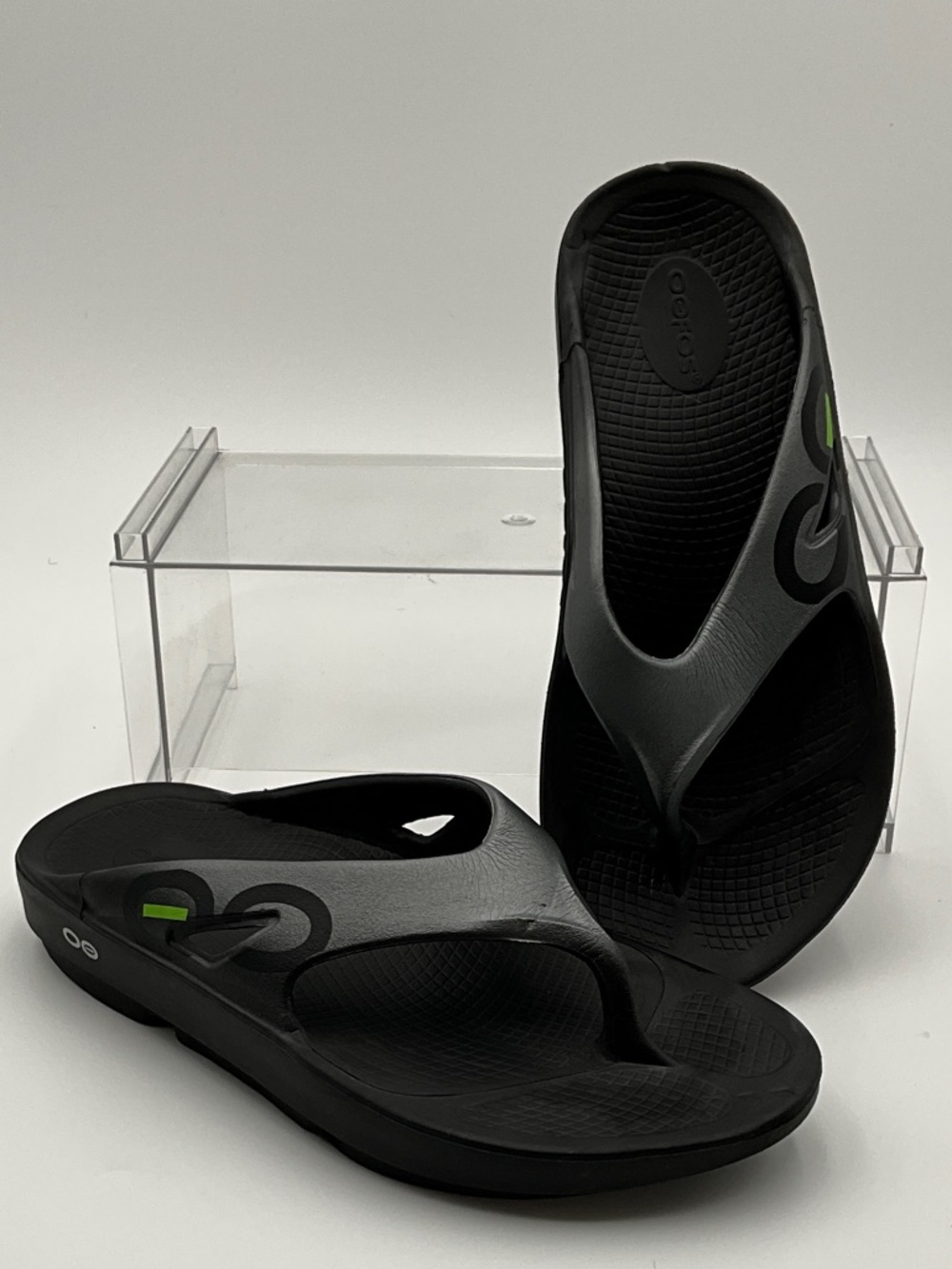 OOFOS Black and Gray Flip-Flop Sandals with Green Accent 9M-11W